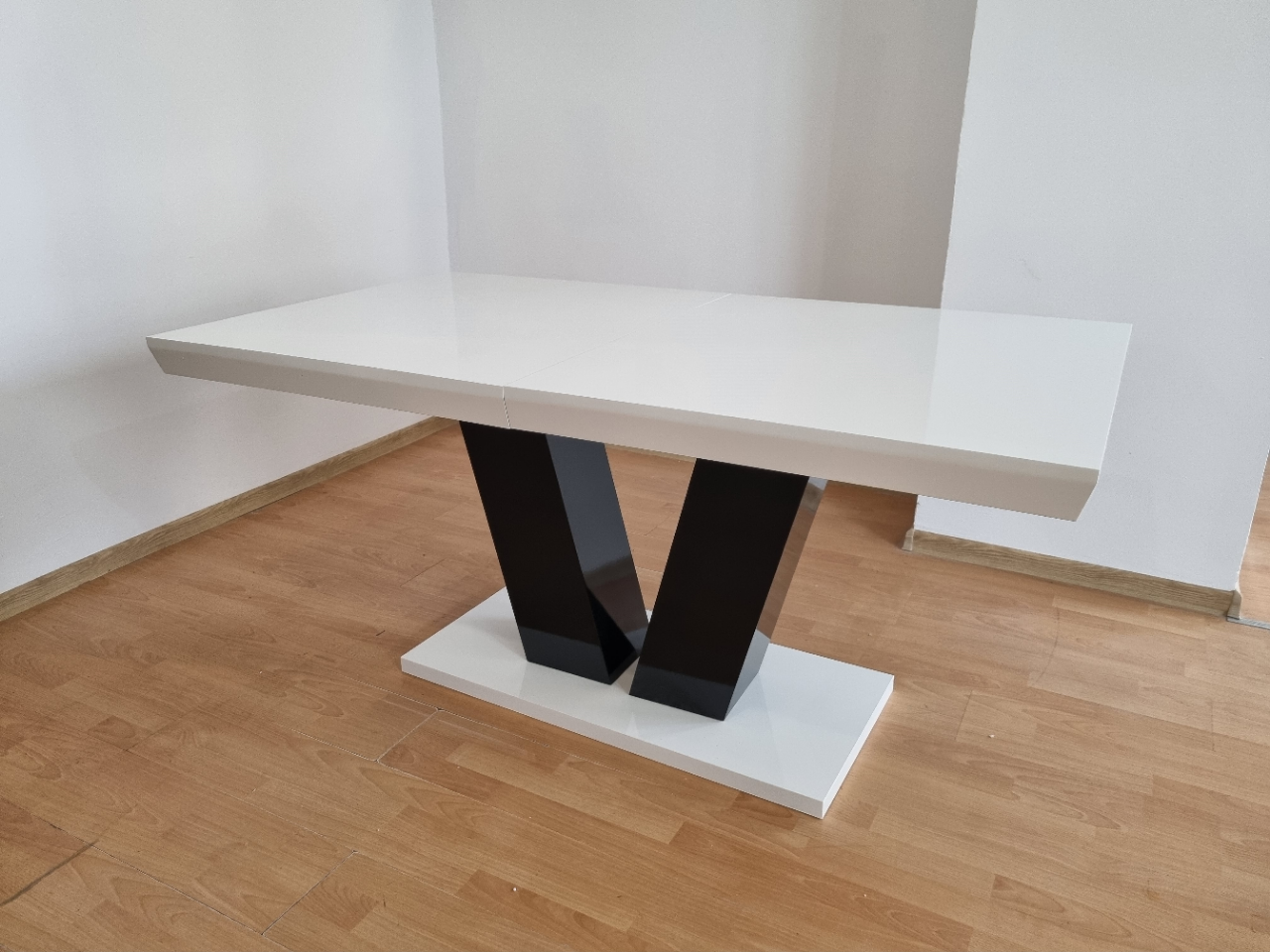 MASA NAOMY EXTENSIBILA 160/200/90/75 CM ALB NEGRU MASA NAOMY EXTENSIBILA 160/200/90/75 CM ALB NEGRU