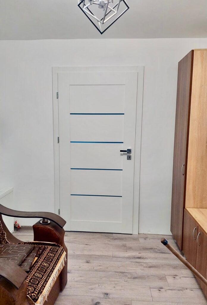 Usi cu toc reglabil si 3 balamale