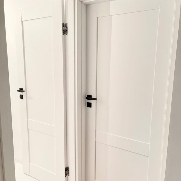 Usi cu toc reglabil si balamale ascunse