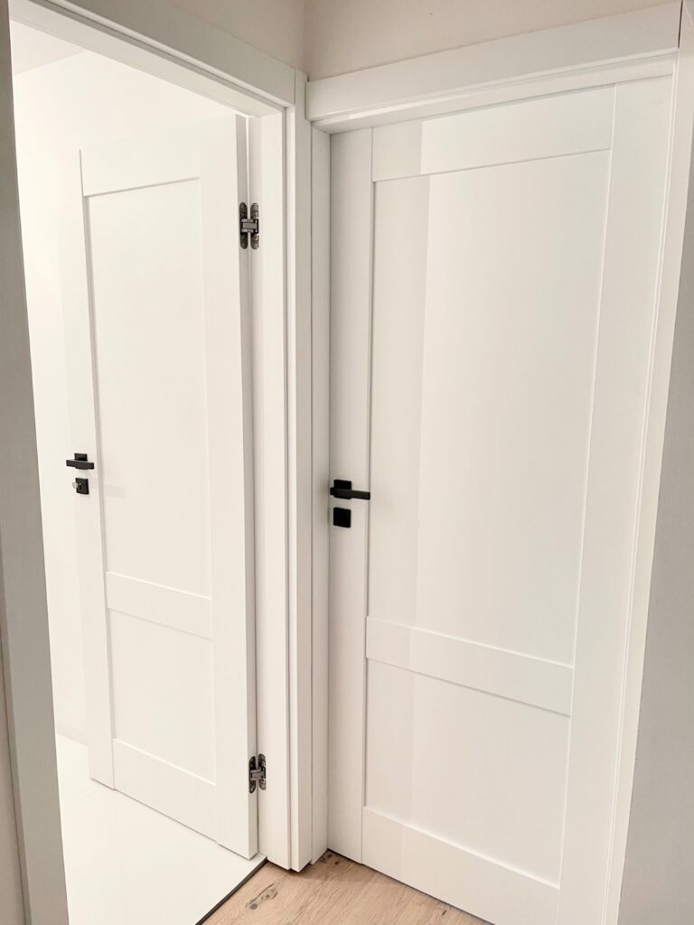 Usi cu toc reglabil si balamale ascunse